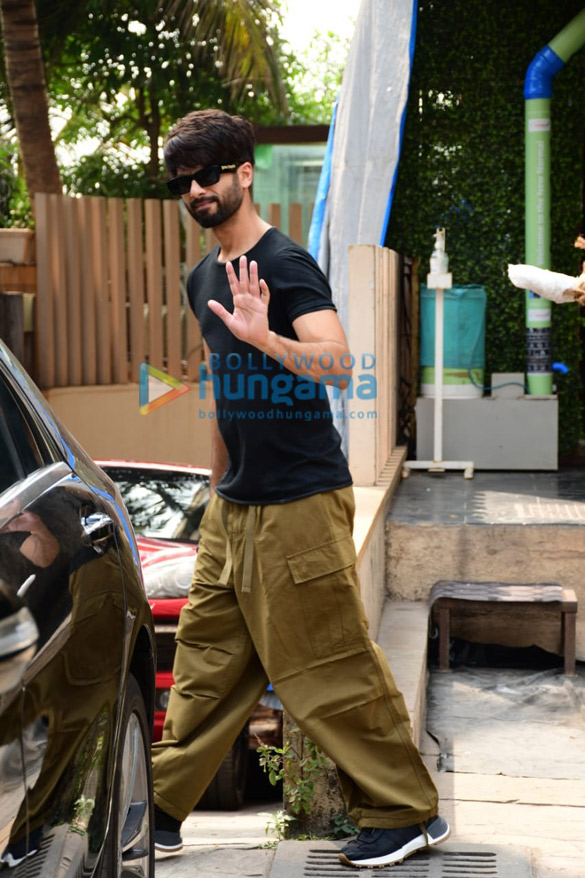 Photos: Shahid Kapoor and Mira Rajput snapped with their kids in Juhu