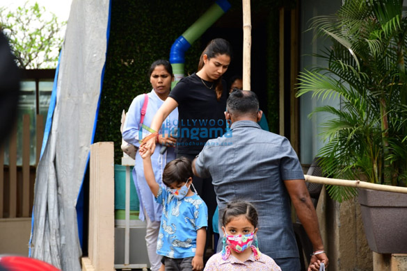 photos shahid kapoor and mira rajput snapped with their kids in juhu 2