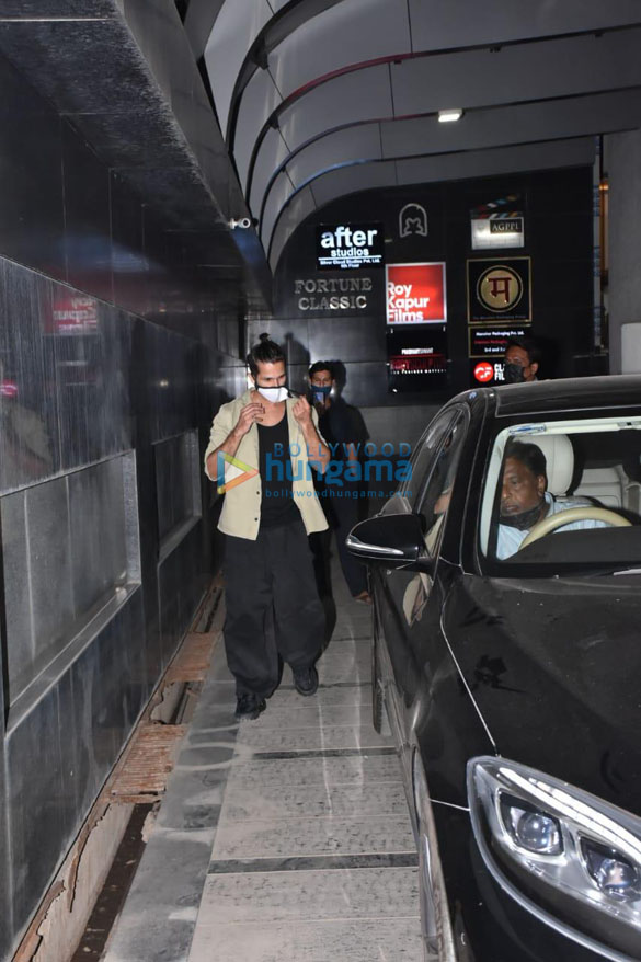 photos shahid kapoor is all smiles as he gets snapped at siddharth roy kapurs office in khar 3