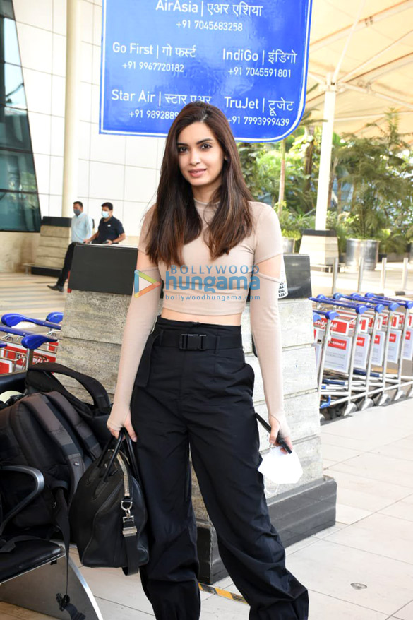 photos shraddha kapoor shakti kapoor diana penty keep it casual and comfy at the mumbai airport 6