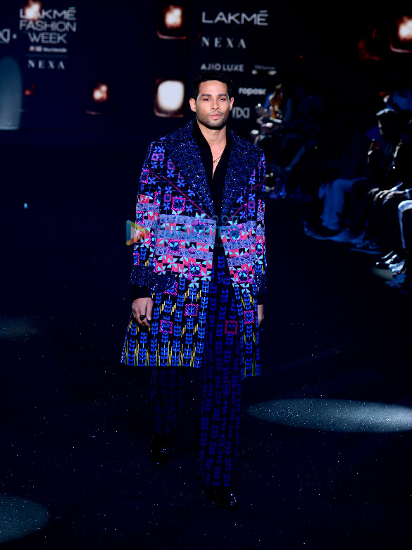 photos siddhant chaturvedi and shanaya kapoor turn showstoppers for manish malhotra at lakme fashion week 2022 3