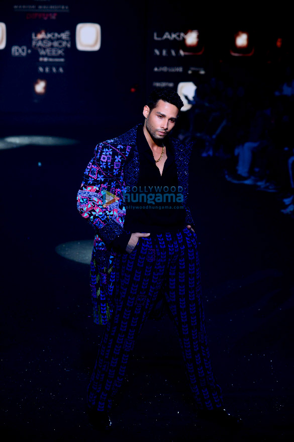 photos siddhant chaturvedi and shanaya kapoor turn showstoppers for manish malhotra at lakme fashion week 2022 5