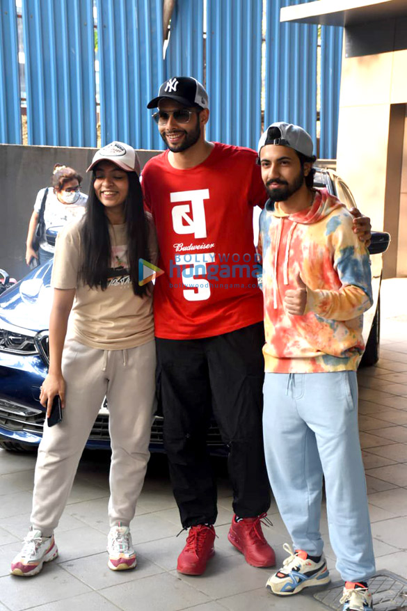 Photos: Siddhant Chaturvedi looks cool in a red and black outfit as he gets snapped outside Piyush Dance Class Photos: Siddhant Chaturvedi looks cool in a red and black outfit as he gets snapped outside Piyush Dance Class