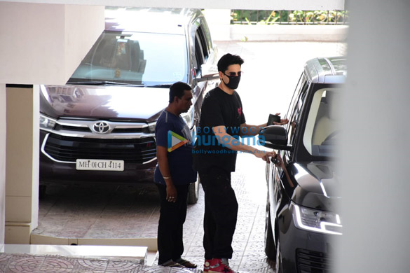 Photos: Sidharth Malhotra spotted at Bandra Photos: Sidharth Malhotra spotted at Bandra