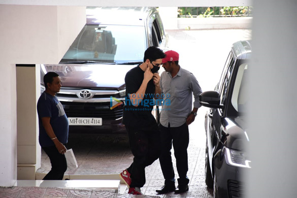 photos sidharth malhotra spotted at bandra 2