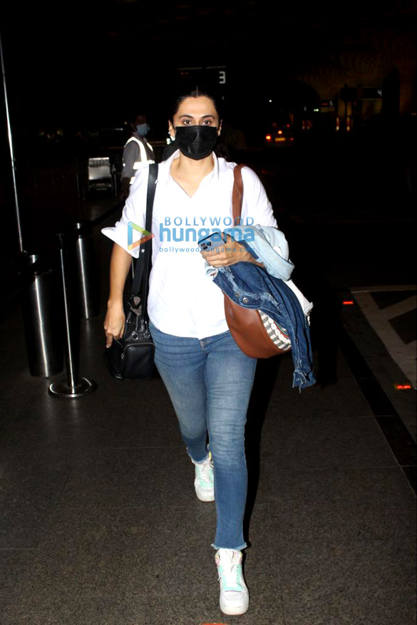Photos: Taapsee Pannu, Shilpa Shetty, Emraan Hashmi and others snapped at the airport Photos: Taapsee Pannu, Shilpa Shetty, Emraan Hashmi and others snapped at the airport