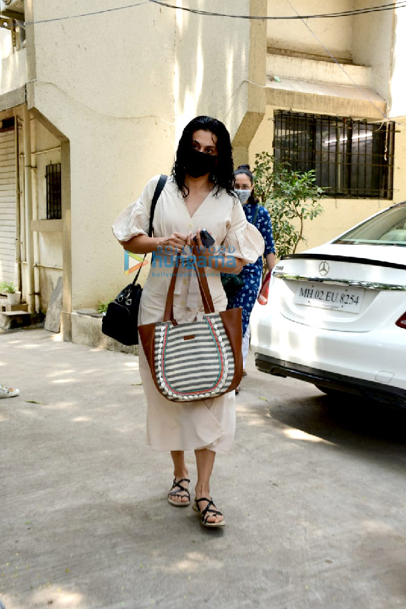 Photos: Taapsee Pannu steps in all-white on Saturday after a salon session in Juhu Photos: Taapsee Pannu steps in all-white on Saturday after a salon session in Juhu