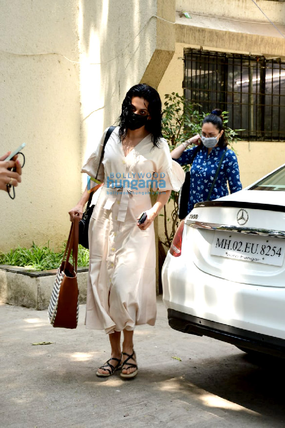 photos taapsee pannu steps in all white on saturday after a salon session in juhu 4