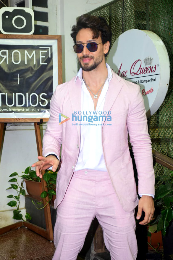 photos tiger shroff spotted at krome studio in bandra 3