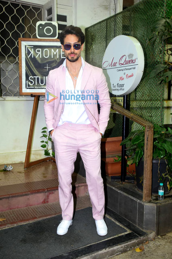 photos tiger shroff spotted at krome studio in bandra 5