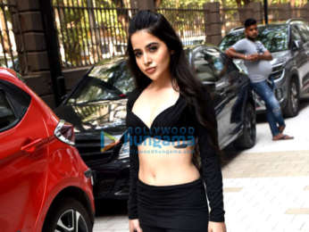 Photos: Urfi Javed is a sexy siren in crop top and shorts as she gets snapped in Andheri