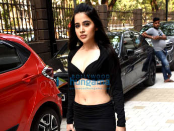 Photos: Urfi Javed is a sexy siren in crop top and shorts as she gets snapped in Andheri