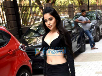 Photos: Urfi Javed is a sexy siren in crop top and shorts as she gets snapped in Andheri