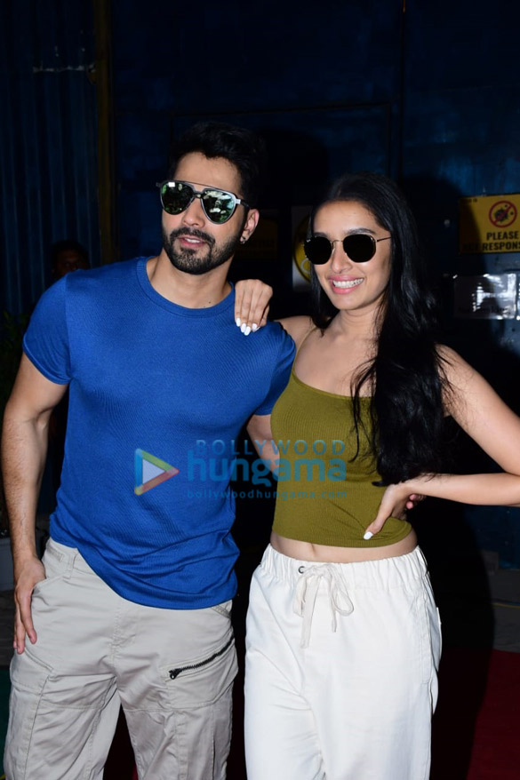 photos varun dhawan and shraddha kapoor snapped together in andheri 6