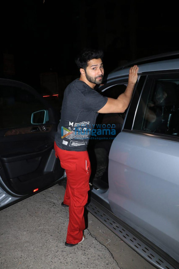 photos varun dhawan gets snapped in casuals in bandra 1