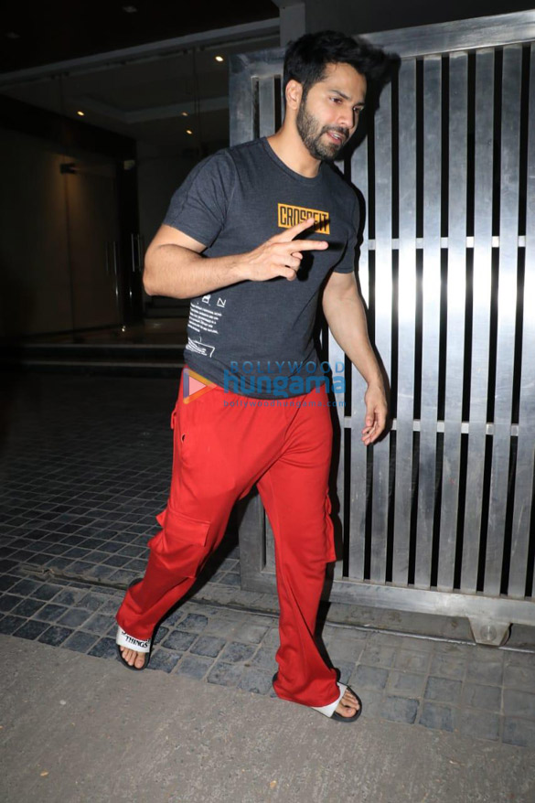 photos varun dhawan gets snapped in casuals in bandra 2