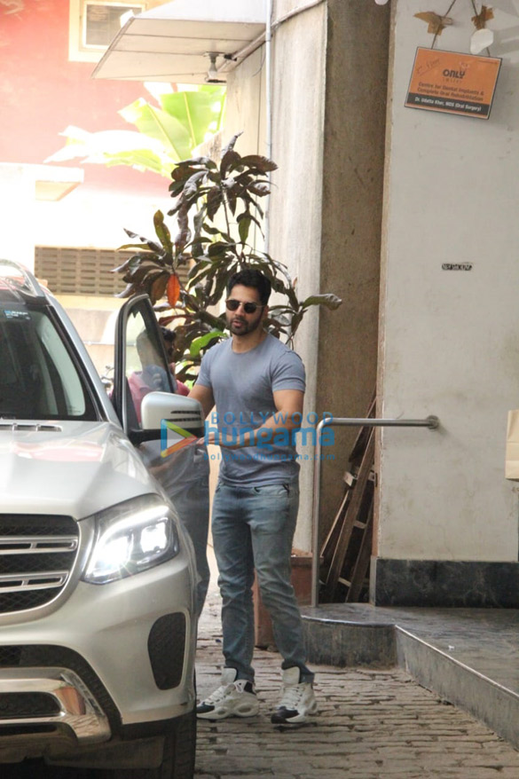 photos varun dhawan keeps it casual as he gets snapped in bandra 1