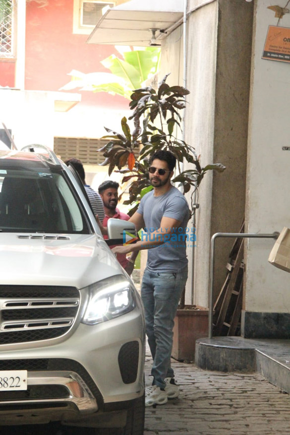 photos varun dhawan keeps it casual as he gets snapped in bandra 4