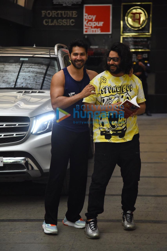 photos varun dhawan poses for the paparazzi as he hits a gym in khar 2
