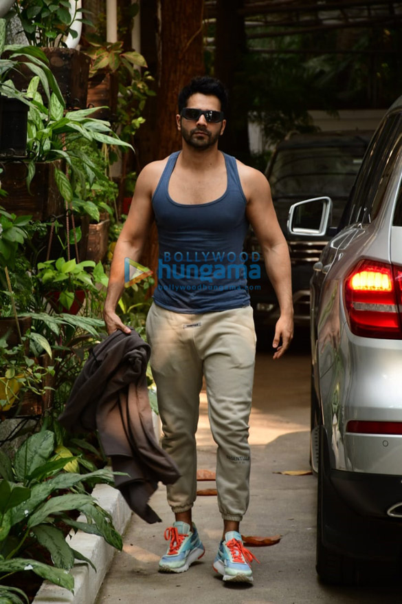 Photos: Varun Dhawan snapped in casual wear outside a dubbing studio in Juhu Photos: Varun Dhawan snapped in casual wear outside a dubbing studio in Juhu