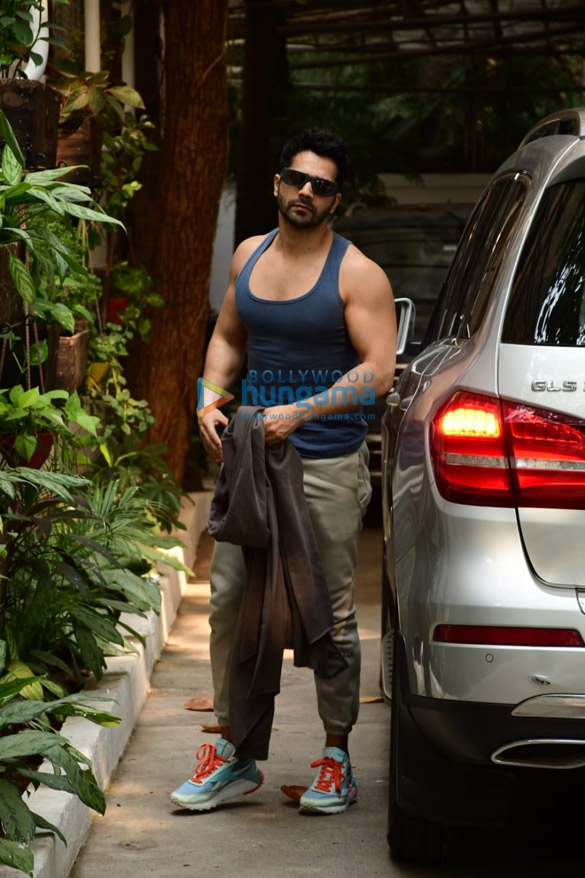 photos varun dhawan snapped in casual wear outside a dubbing studio in juhu 4