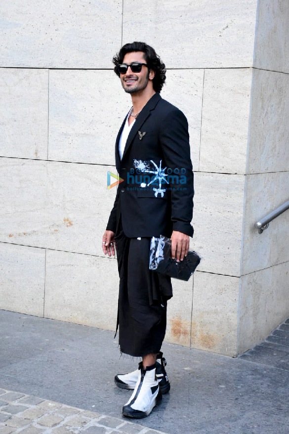 photos vidyut jammwal snapped sporting a rather quirky look at bkc 1