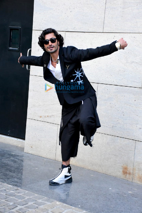 Photos: Vidyut Jammwal snapped sporting a rather quirky look at BKC Photos: Vidyut Jammwal snapped sporting a rather quirky look at BKC