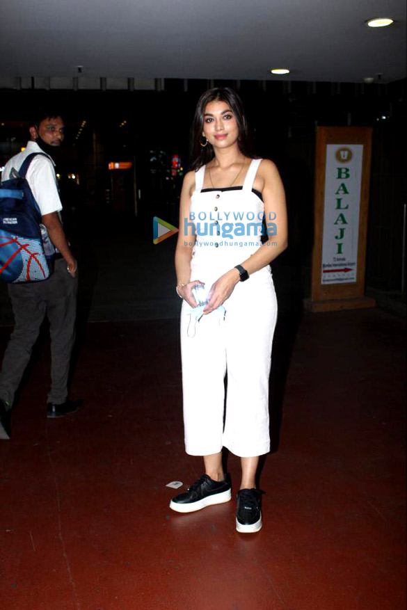 photos virat kohli digangana suryavanshi and boney kapoor snapped at the airport 2