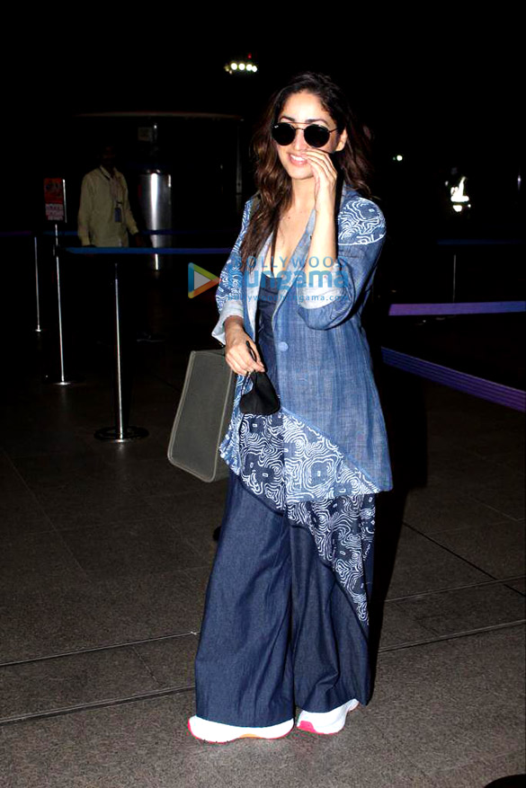 photos yami gautam dhar and nimrat kaur snapped at the airport 3