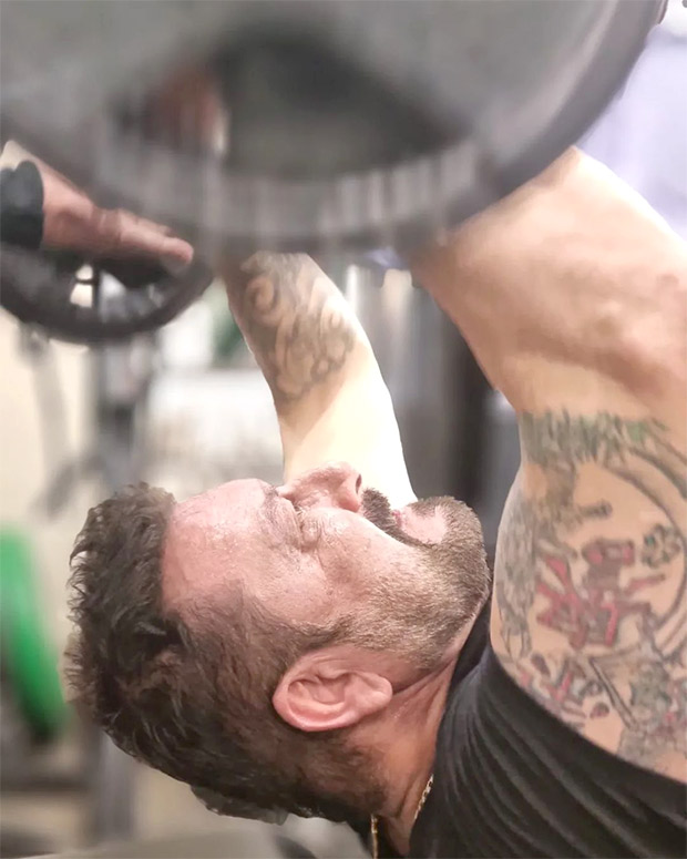 Sanjay Dutt lifts weights in gym picture, calls it his "happy place" Sanjay Dutt lifts weights in gym picture, calls it his "happy place"