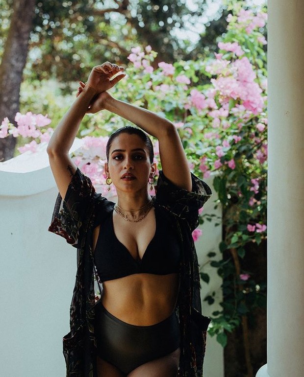 Sanya Malhotra looks bewitching as she raises the temperature in stunning black bikini Sanya Malhotra looks bewitching as she raises the temperature in stunning black bikini