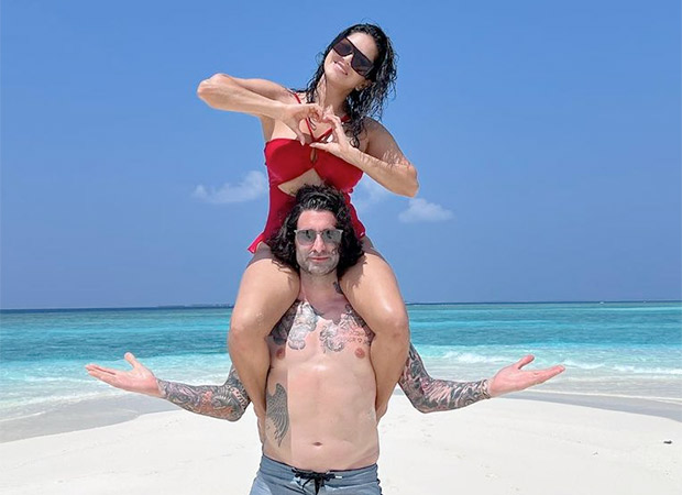 Sunny Leone dons maroon swimsuit as she sits on husband Daniel Weber's  shoulder to capture perfect moment in Maldives : Bollywood News - Bollywood  Hungama