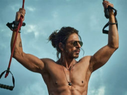 “Pathaan ko kaise rokoge”- says Shah Rukh Khan as he flaunts his abs in a picture from the sets of Pathaan