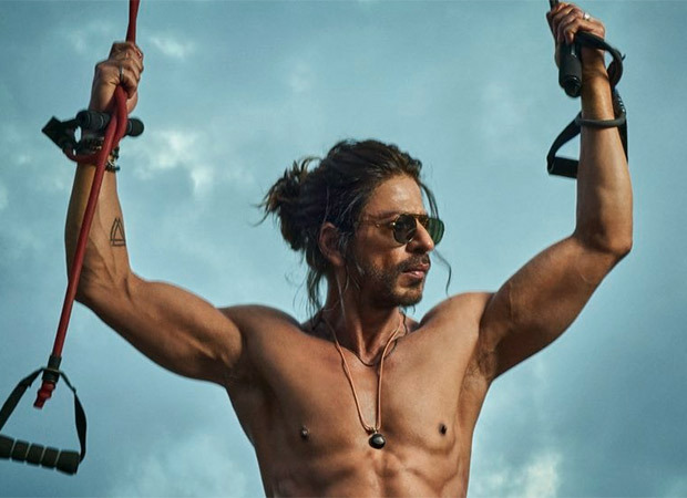 “Pathaan ko kaise rokoge”- says Shah Rukh Khan as he flaunts his abs in a picture from the sets of Pathaan