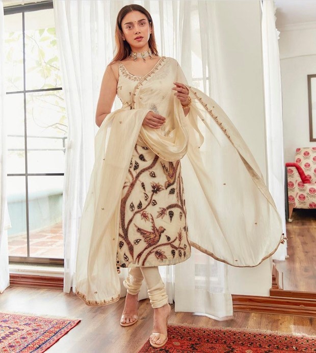 Aditi Rao Hydari looks regal and exudes summer vibes in ivory kurta and churidar