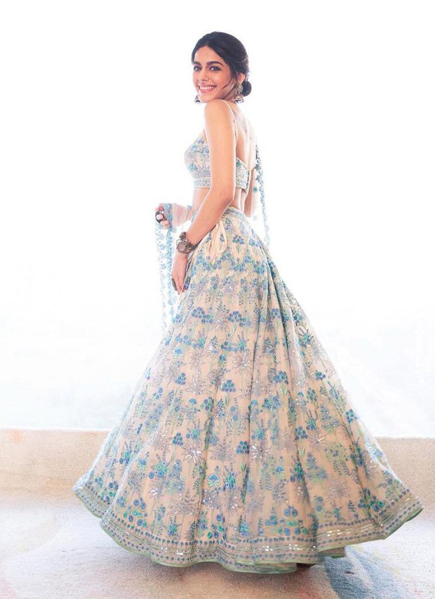 Alaya F radiates elegance and grace in an ivory periwinkle lehenga set by Anita Dongre worth Rs. 1.75 lakh Alaya F radiates elegance and grace in an ivory periwinkle lehenga set by Anita Dongre worth Rs. 1.75 lakh