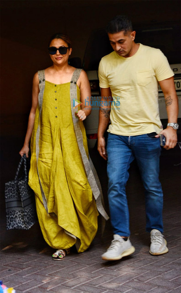 Amrita Arora visits Malaika Arora at her residence following her discharge from hospital after car accident Amrita Arora visits Malaika Arora at her residence following her discharge from hospital after car accident