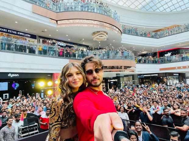 Heropanti 2 stars Tiger Shroff and Tara Sutaria greet massive crowd at a mall during promotions Heropanti 2 stars Tiger Shroff and Tara Sutaria greet massive crowd at a mall during promotions