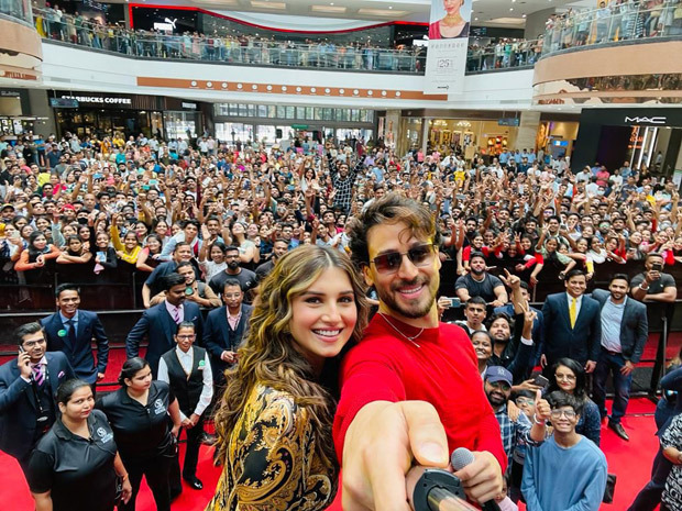 Heropanti 2 stars Tiger Shroff and Tara Sutaria greet massive crowd at a mall during promotions Heropanti 2 stars Tiger Shroff and Tara Sutaria greet massive crowd at a mall during promotions