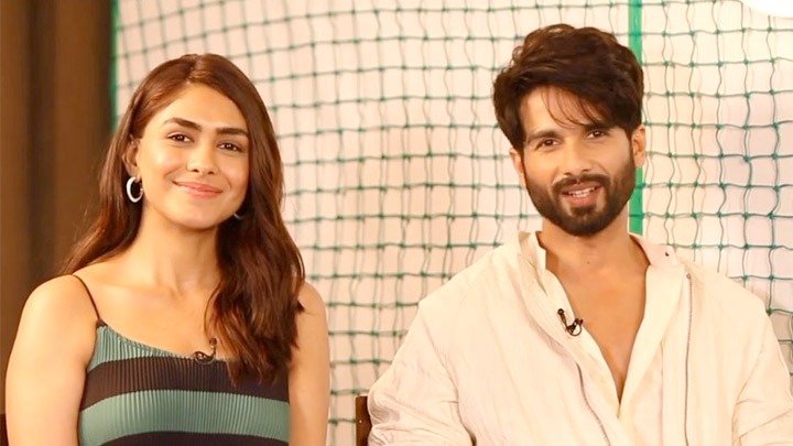 LOL- “Garmi kyun badha rahe ho aisi pics daal ke?”- Shahid Kapoor reacts to this fangirl comment LOL- “Garmi kyun badha rahe ho aisi pics daal ke?”- Shahid Kapoor reacts to this fangirl comment