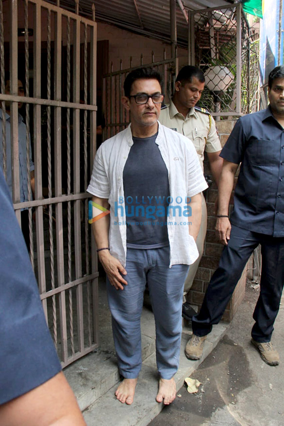 Photos: Aamir Khan spotted at Shankar Mahadevan’s dubbing studio in Bandra Photos: Aamir Khan spotted at Shankar Mahadevan’s dubbing studio in Bandra