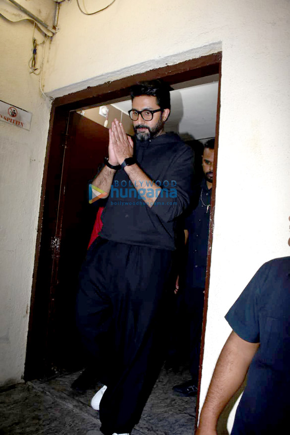 photos abhishek bachchan yami gautam dhar nimrat kaur and others snapped at juhu pvr for dasvi 9