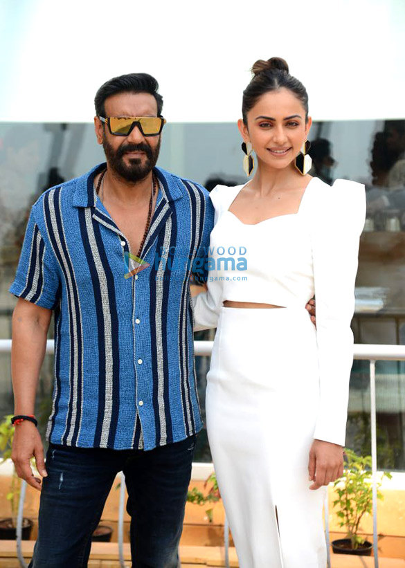 Photos: Ajay Devgn and Rakul Preet Singh snapped during the promotions of Runway 34 in Juhu Photos: Ajay Devgn and Rakul Preet Singh snapped during the promotions of Runway 34 in Juhu