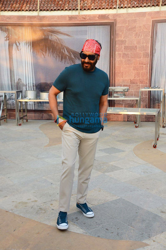 photos ajay devgn and rakul preet singh spotted promoting runway 34 in juhu 2