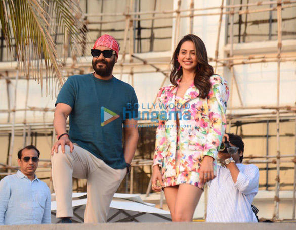 photos ajay devgn and rakul preet singh spotted promoting runway 34 in juhu 5