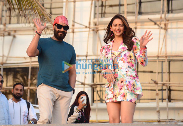 photos ajay devgn and rakul preet singh spotted promoting runway 34 in juhu 6
