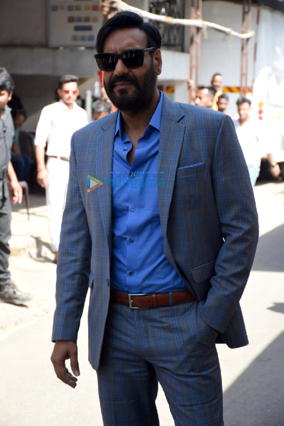 photos akay devgn rakul preet singh aakanksha singh and angira dhar snapped at runway 34 promotions at the kapil sharma show 2