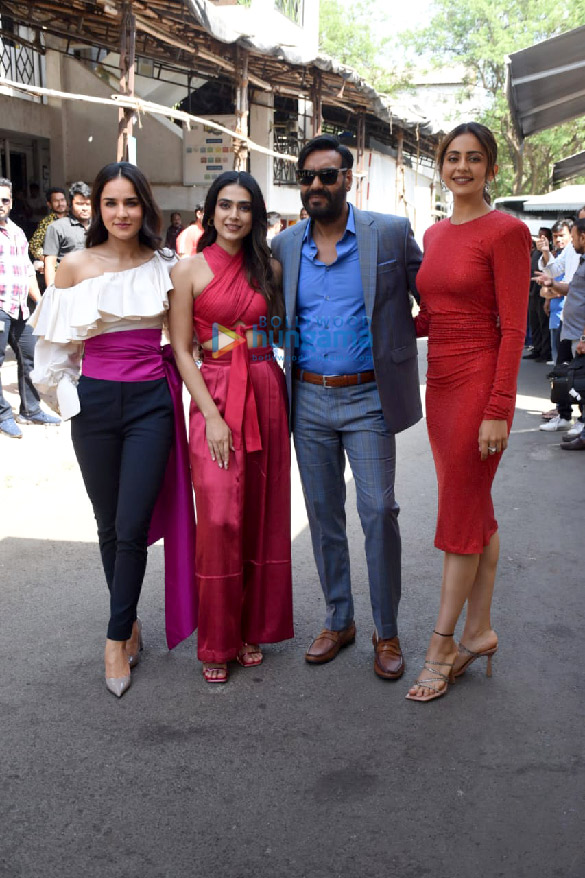 Photos: Ajay Devgn, Rakul Preet Singh, Aakanksha Singh and Angira Dhar snapped at Runway 34 promotions at The Kapil Sharma Show Photos: Ajay Devgn, Rakul Preet Singh, Aakanksha Singh and Angira Dhar snapped at Runway 34 promotions at The Kapil Sharma Show