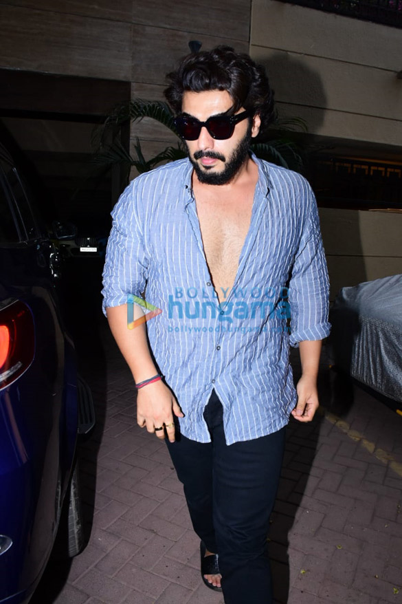 photos arjun kapoor spotted visiting malaika arora at her house after her accident 1