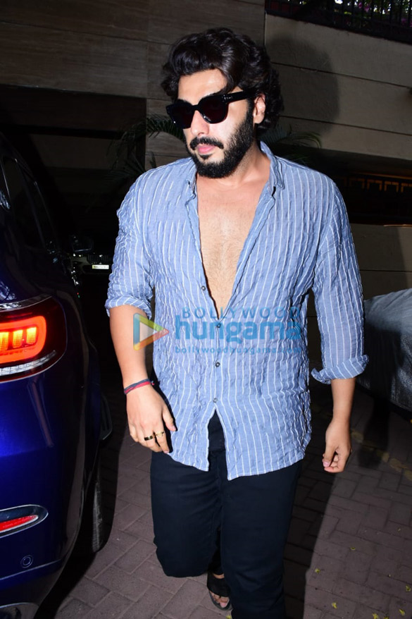 photos arjun kapoor spotted visiting malaika arora at her house after her accident 2